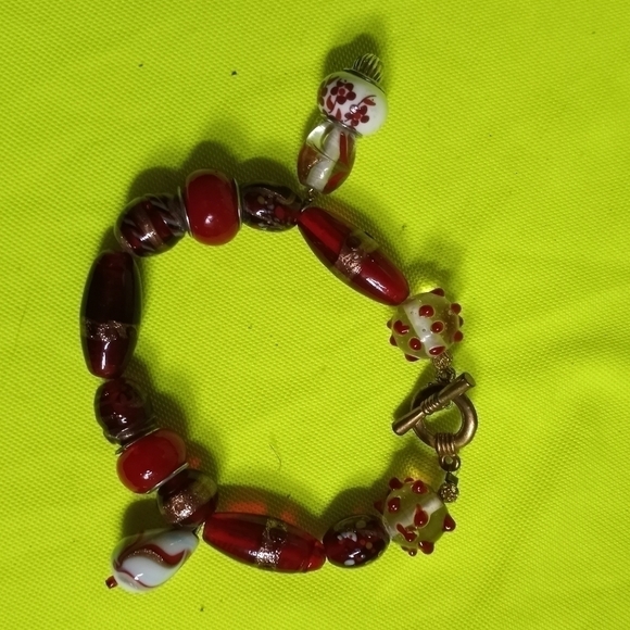 Goldtone red beaded toggle glass Bracelet - Picture 2 of 6